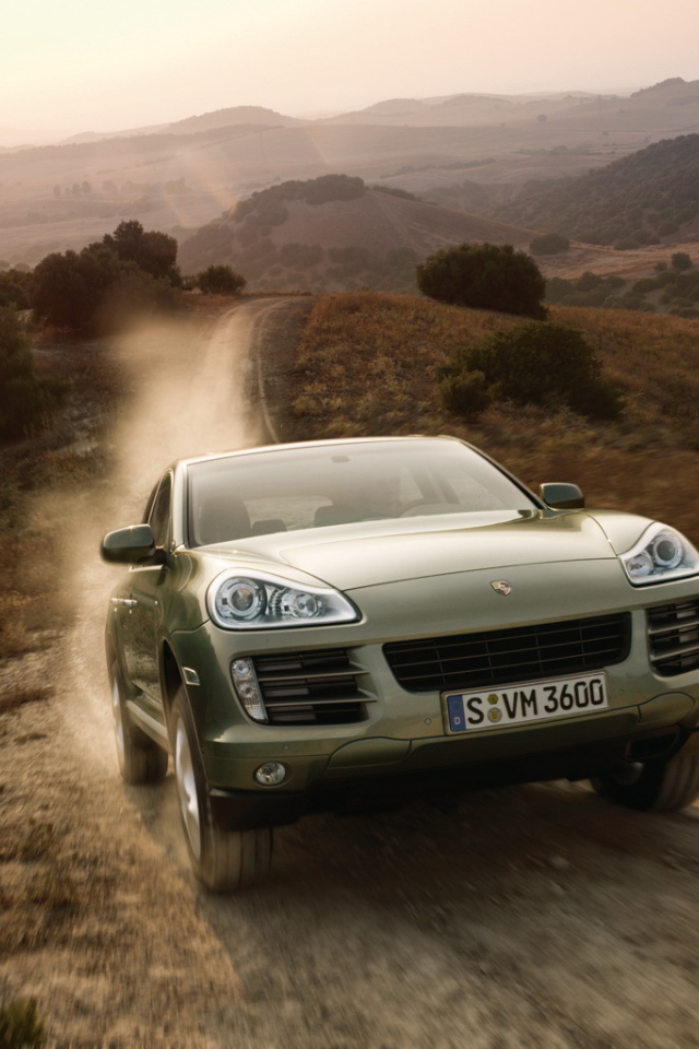 Автомобиль на грунтовой дороге