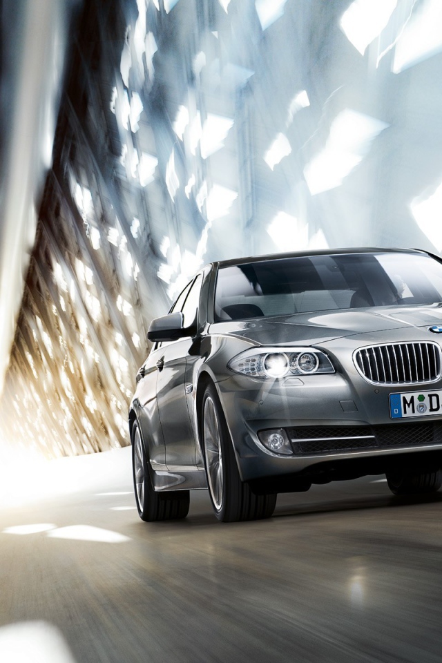 BMW на скоростной трассе