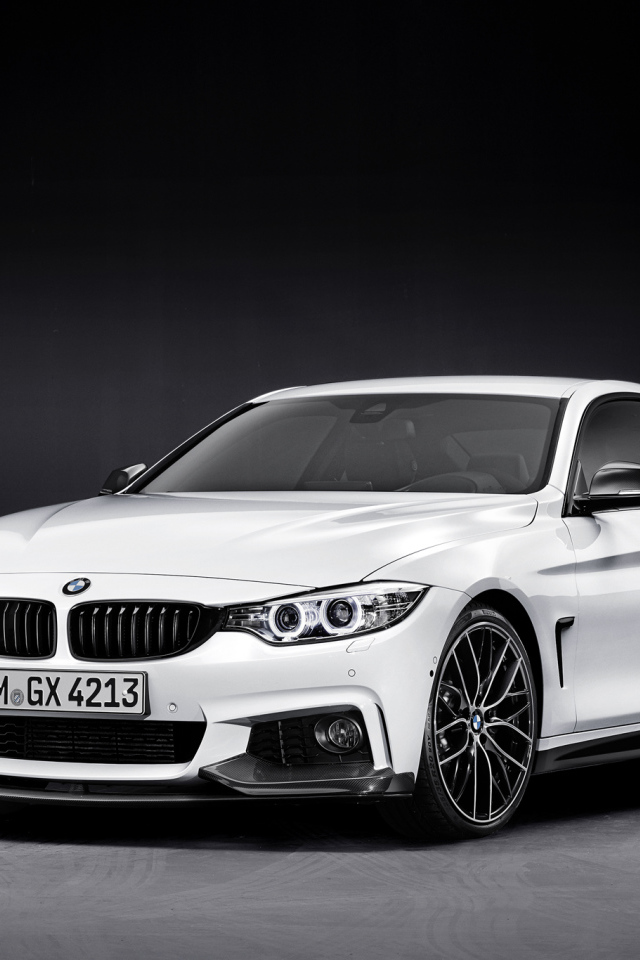 Автомобиль BMW 4-series 2014 года на дороге