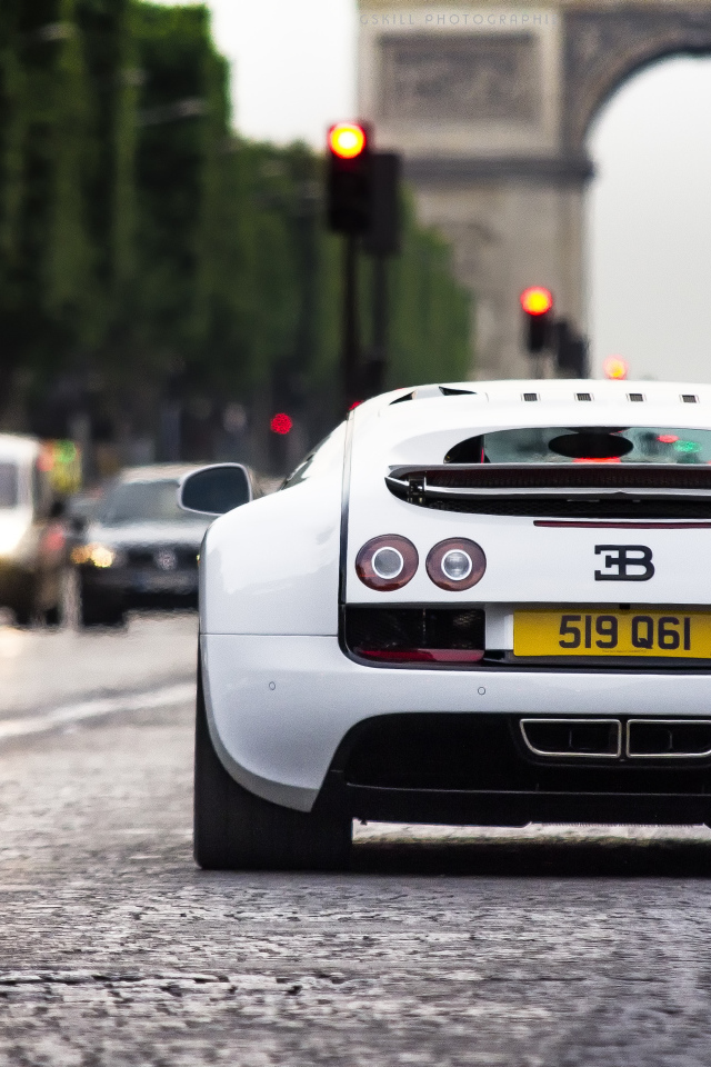 Бугатти у триумфальной арки