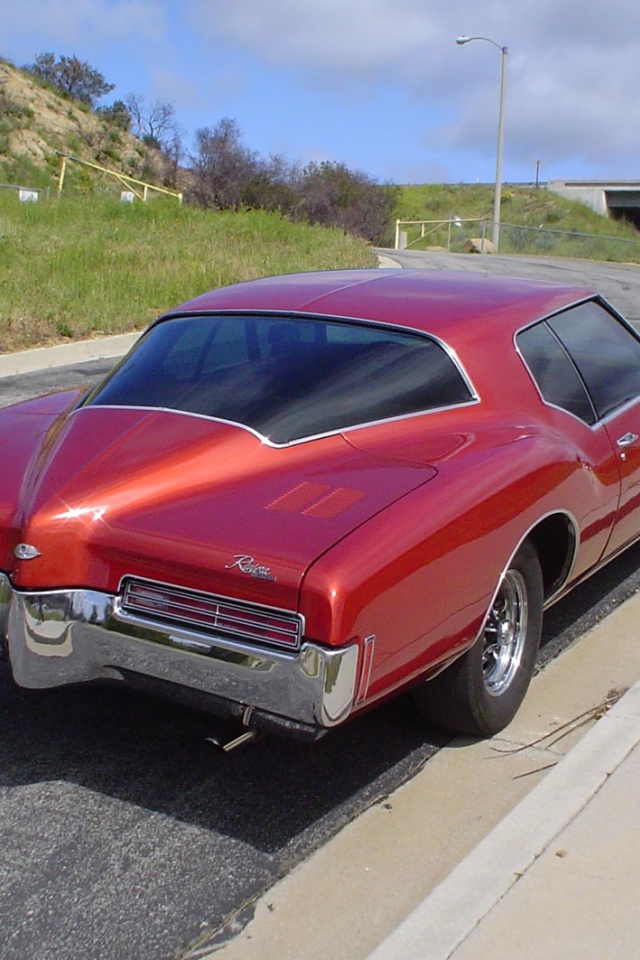 Красный buick riviera 1971