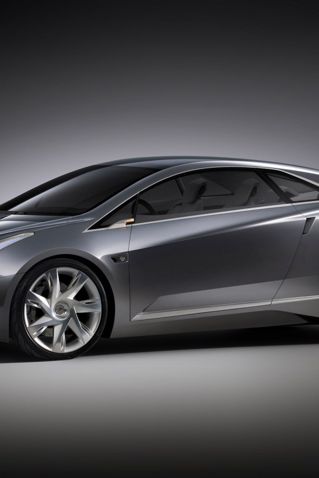 Автомобиль Cadillac ERL 2014 года на дороге