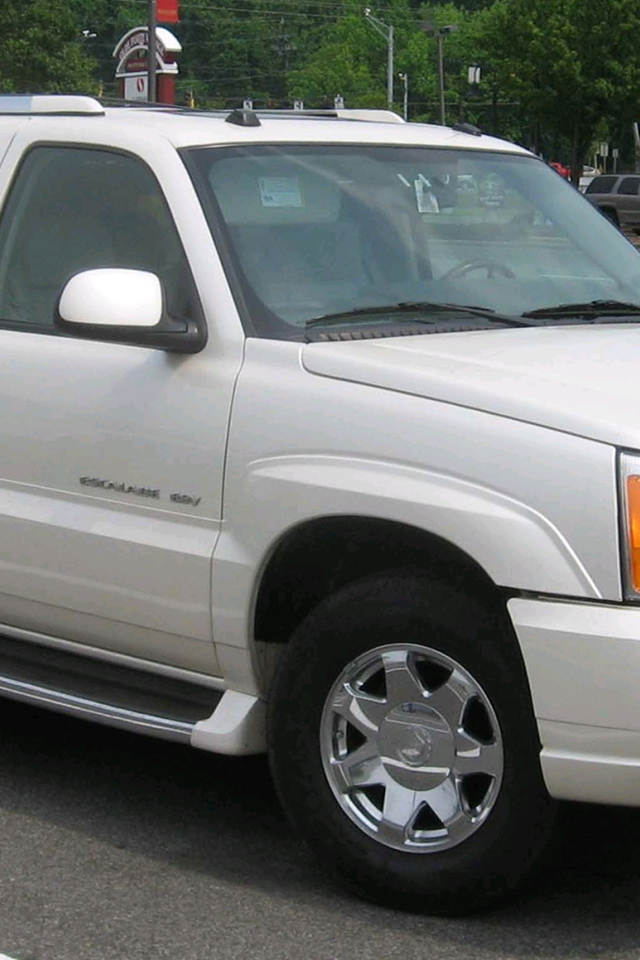 Белый Cadillac Escalade 2014