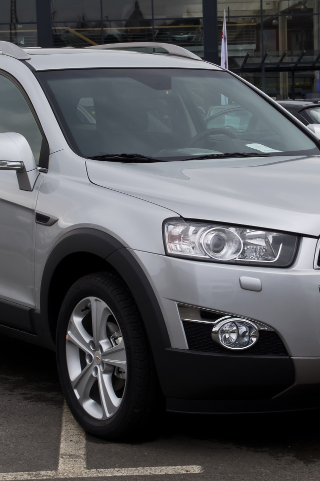 Автомобиль Chevrolet Captiva 2014 на дороге