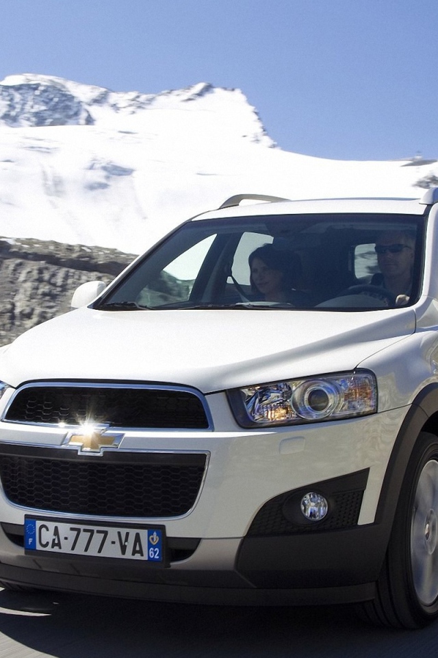 Красивый автомобиль Chevrolet Captiva 2014
