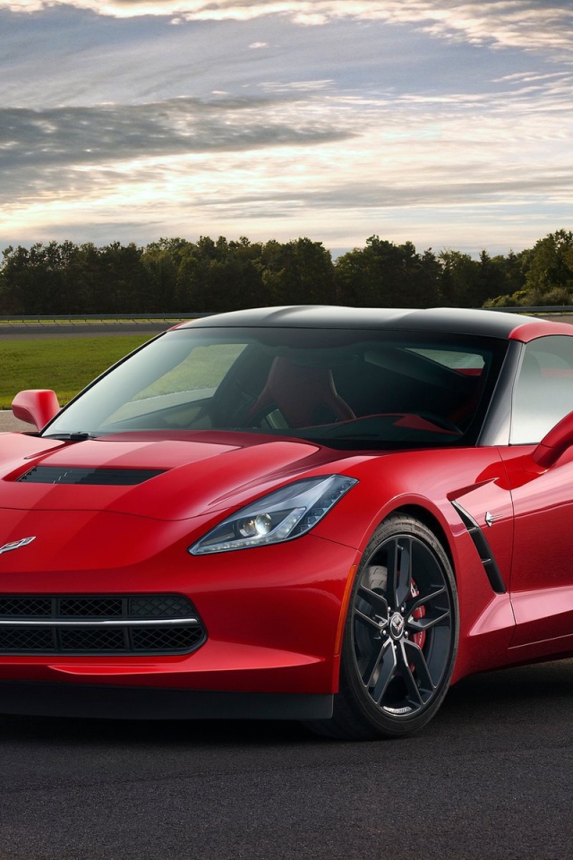 Автомобиль Chevrolet Corvette 2014 года на дороге