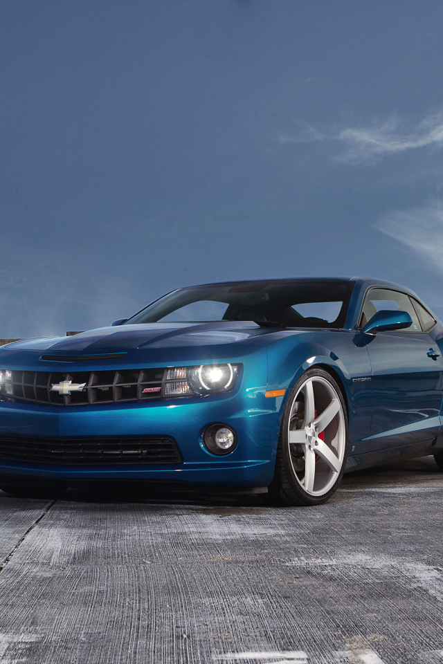 Синий шевроле камаро