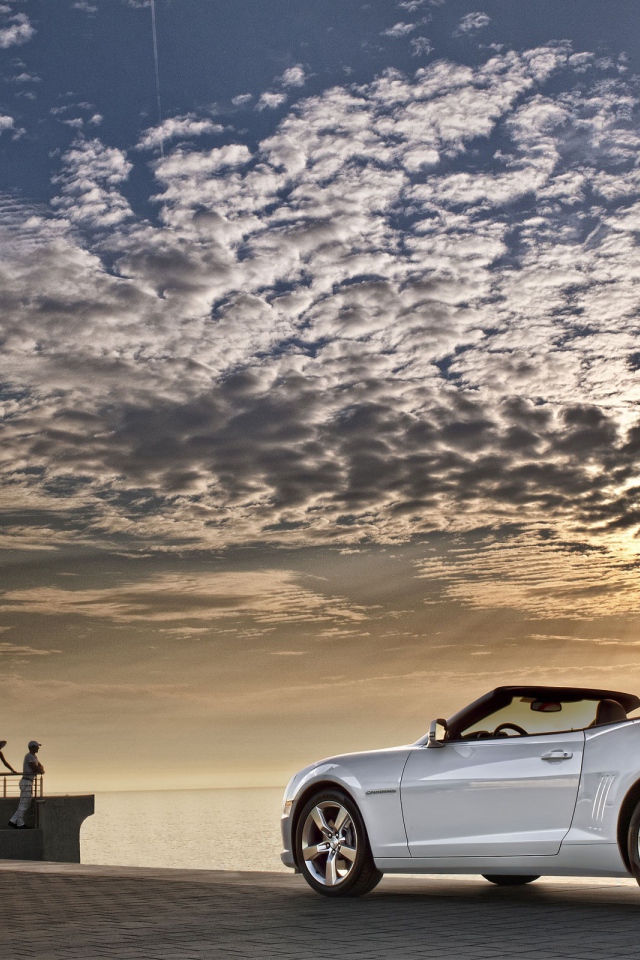 Белый Шевроле на берегу моря