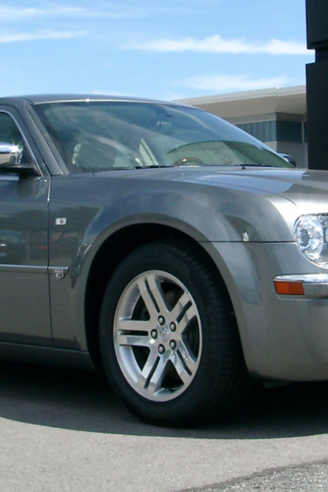 Серебристый Сhrysler 300c