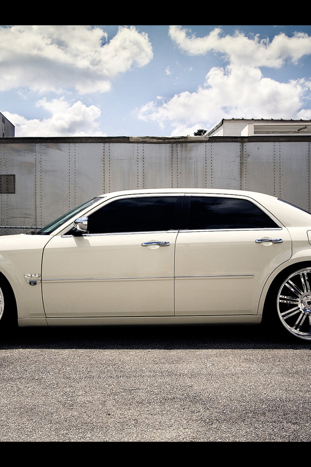 Белый Сhrysler 300c