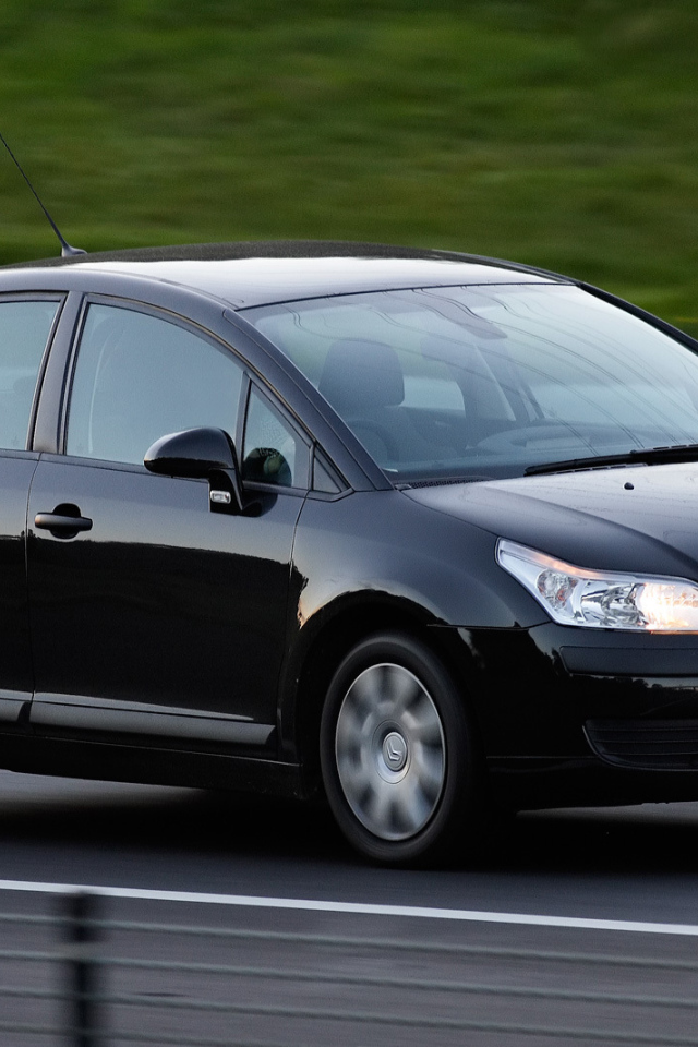 Черный Citroen C4