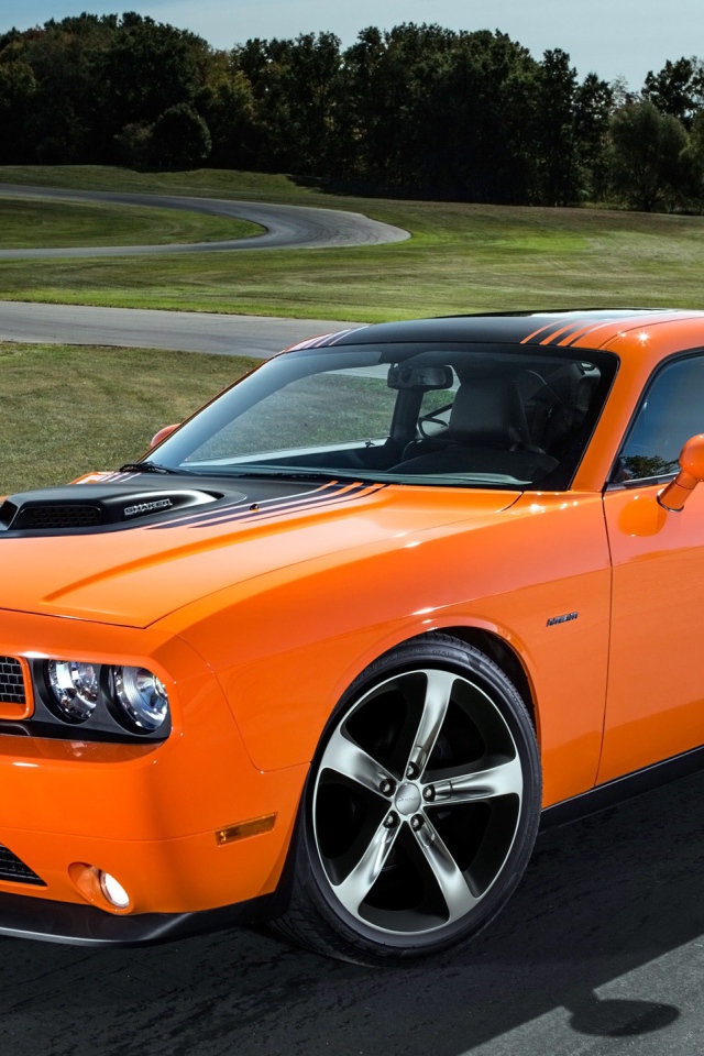 Оранжевый Dodge Challenger RT