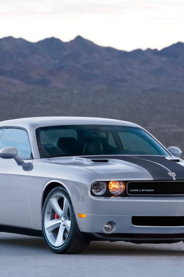 Белый Dodge Challenger