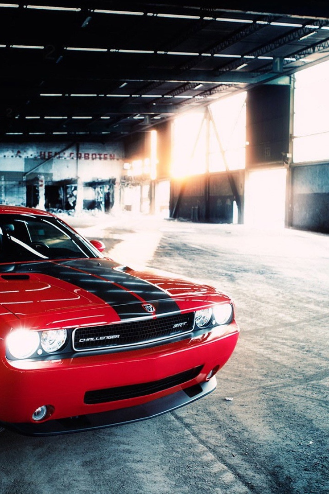 Красный Dodge challenger