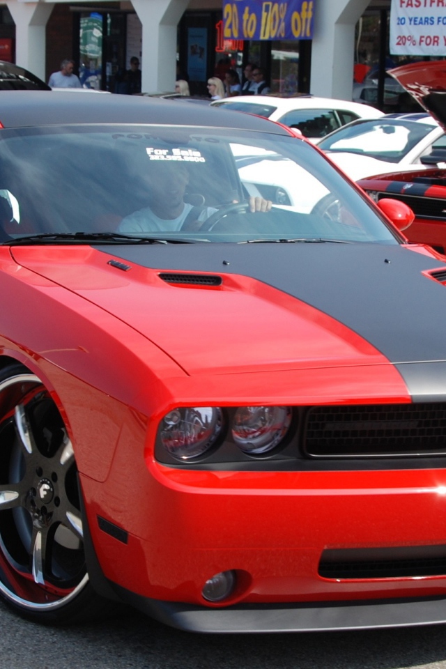 Красный Додж на улице