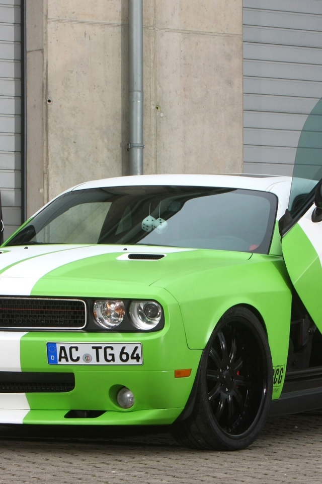 Зеленый Додж челенжер