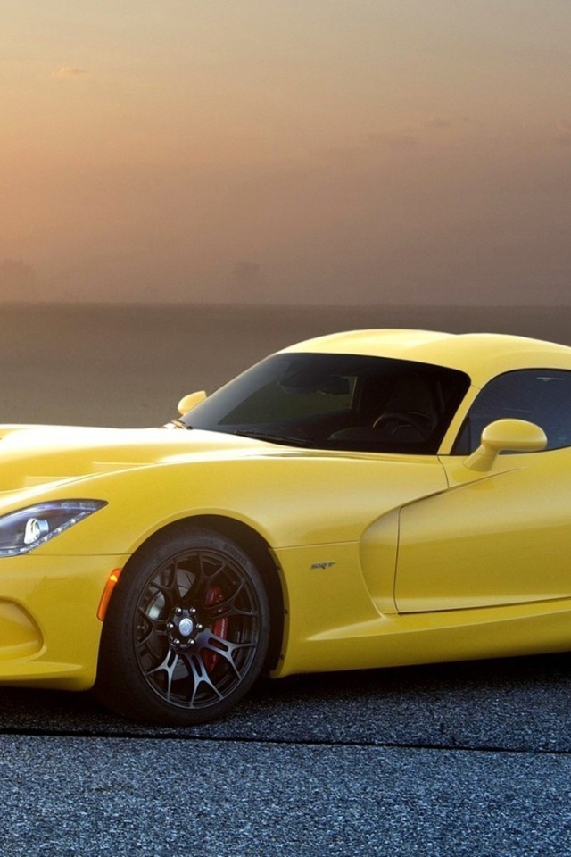 Желтый Додж Випер