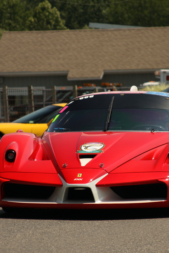Красный Ferrari FXX