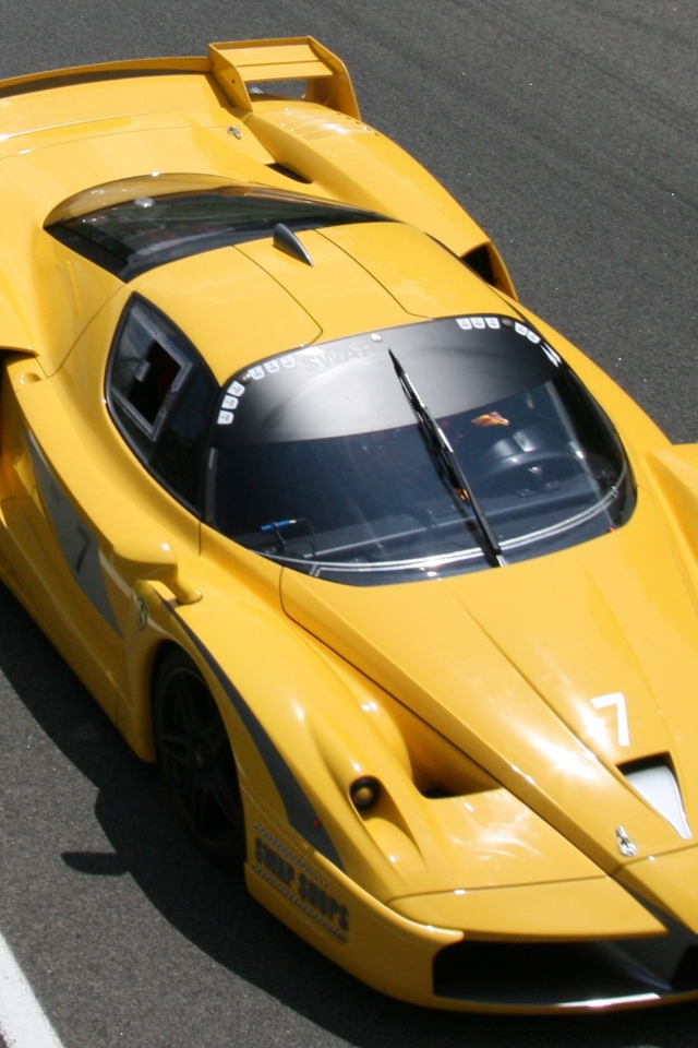 Желтый Ferrari FXX