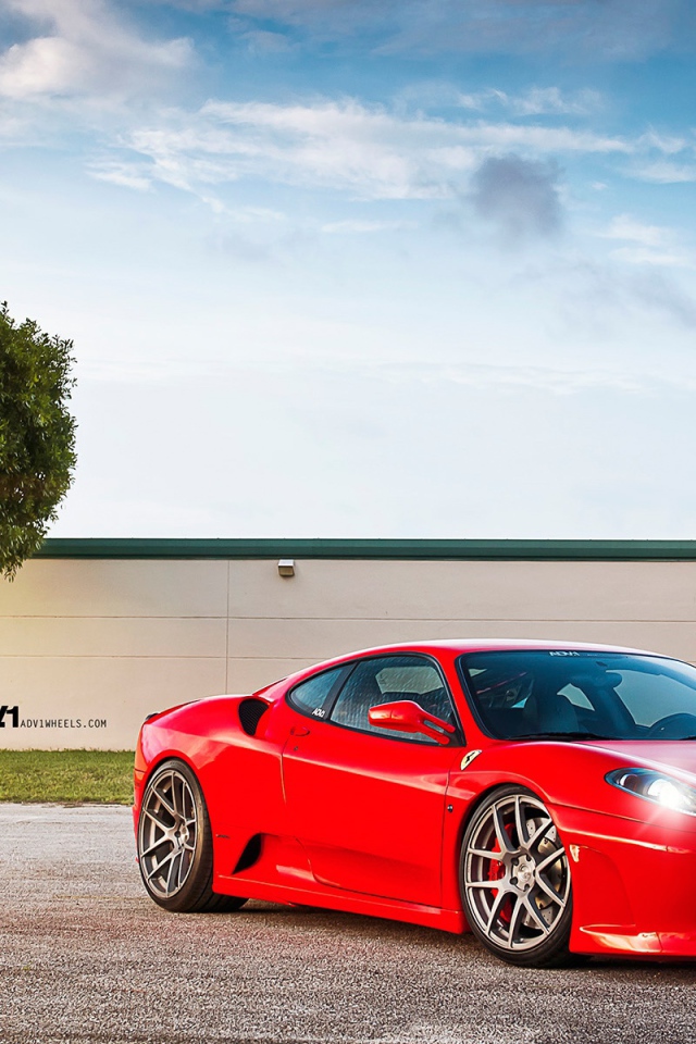 Красный Ferrari F430