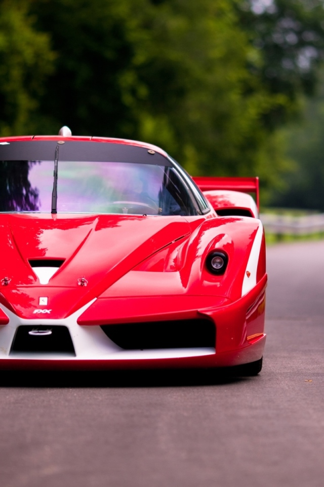 Красный суперкар Феррари