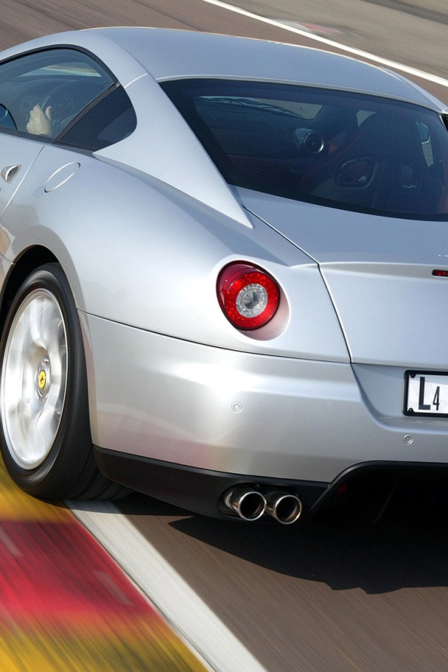 Серебристый Феррари на дороге