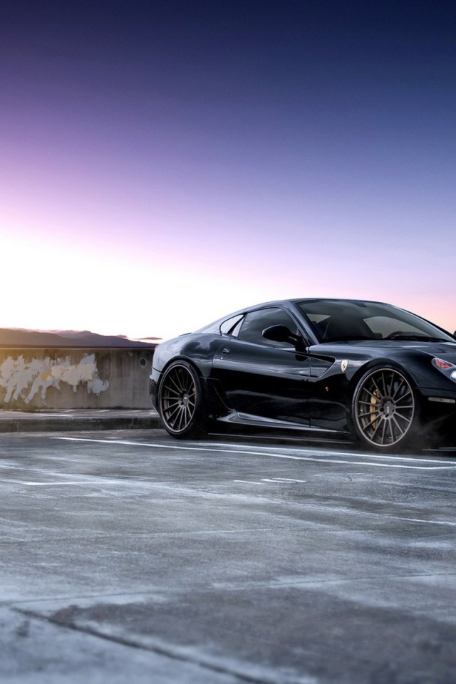 Черный феррари на стоянке