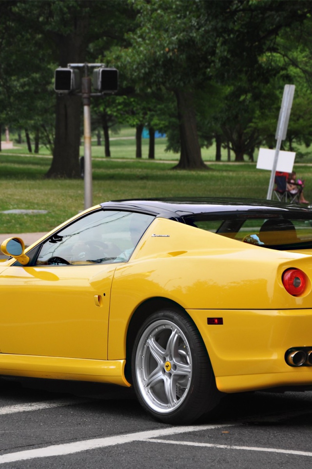 Желтый спортивный Феррари