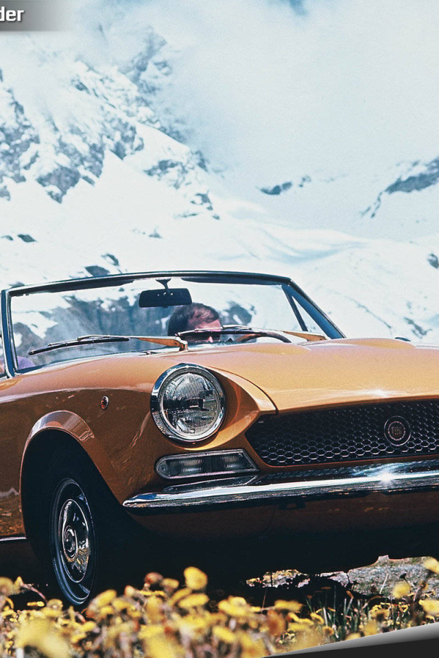 Красивый автомобиль Fiat 124