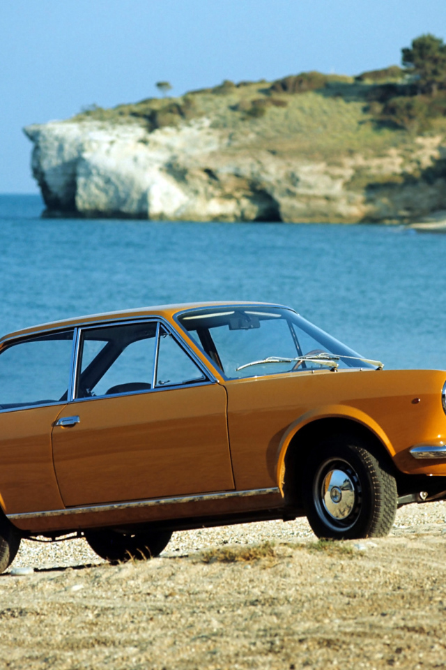 Красивый автомобиль Fiat 124 в Москве