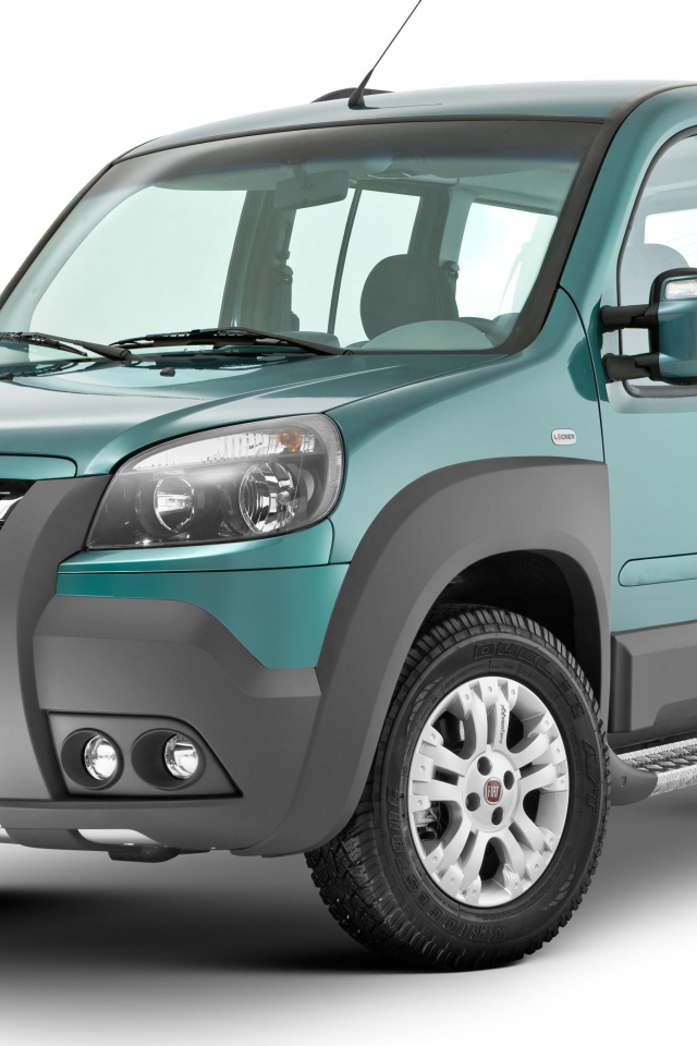 Красивый автомобиль Fiat Doblo