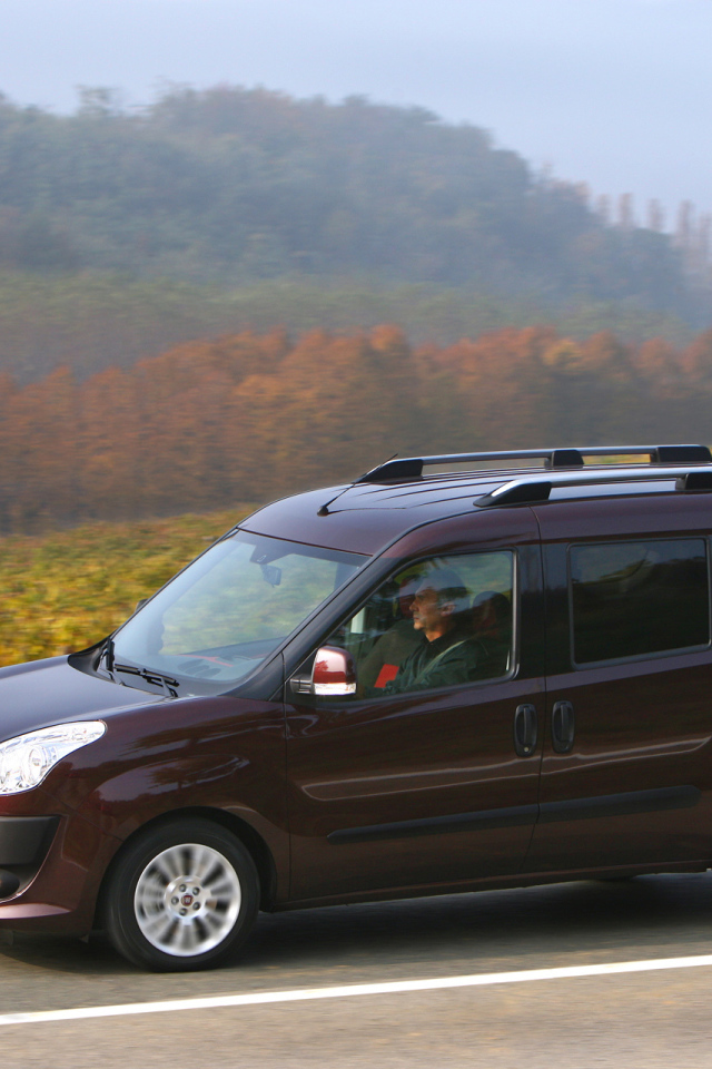 Красивый автомобиль Fiat Doblo в Москве