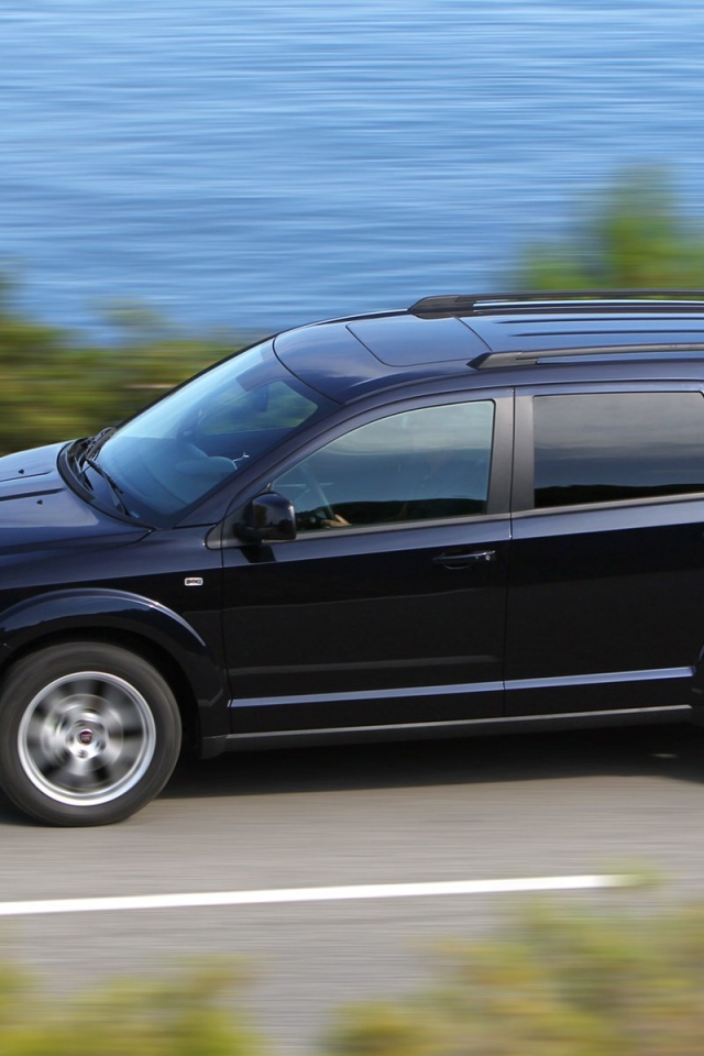 Красивый автомобиль Fiat Freemont