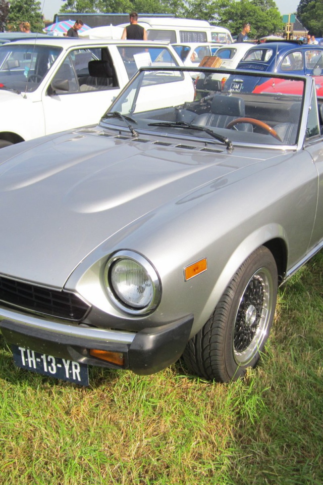 Автомобиль марки Fiat модели 124