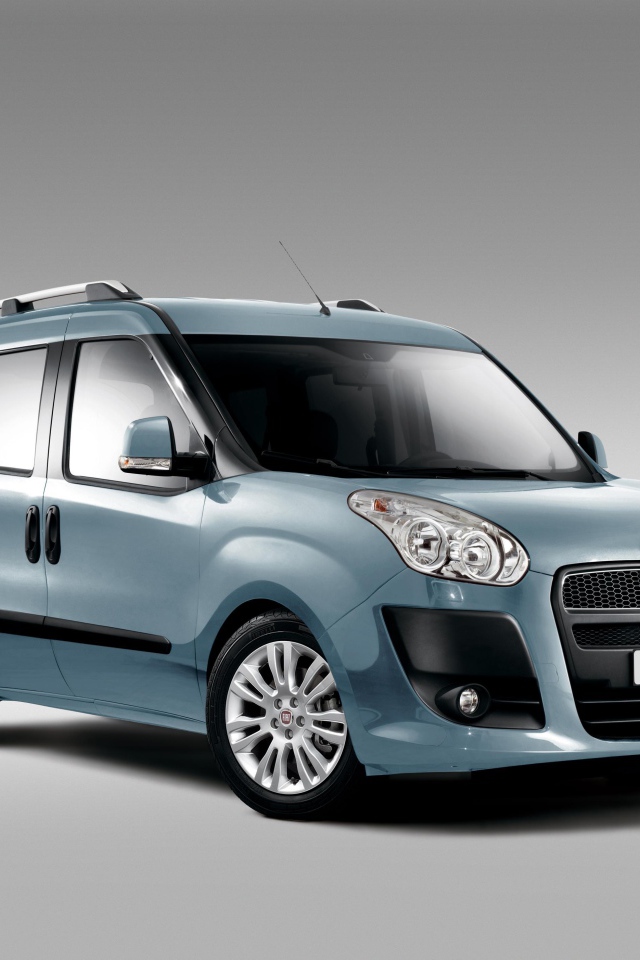 Автомобиль Fiat Doblo на дороге