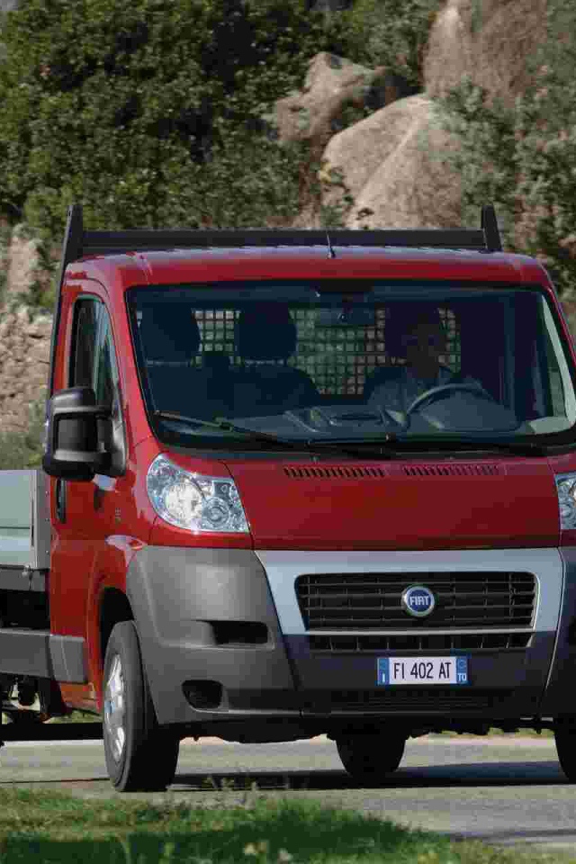 Автомобиль Fiat Ducato на дороге