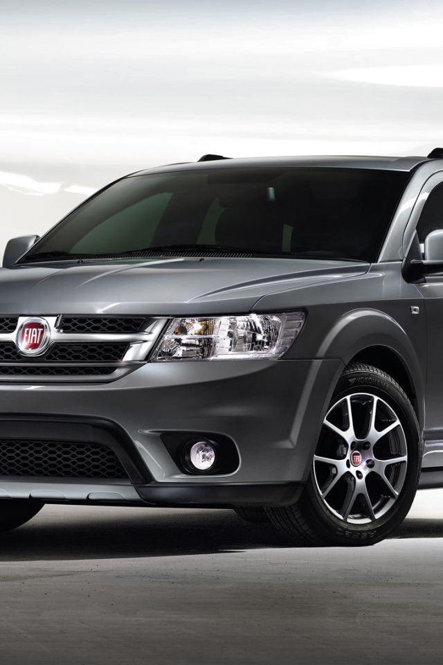 Автомобиль Fiat Freemont на дороге