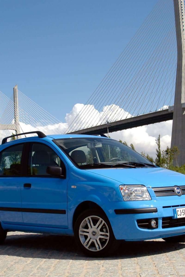 Автомобиль Fiat Panda на дороге
