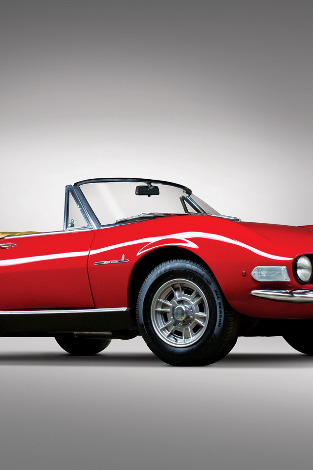 Автомобиль Fiat 124 на дороге