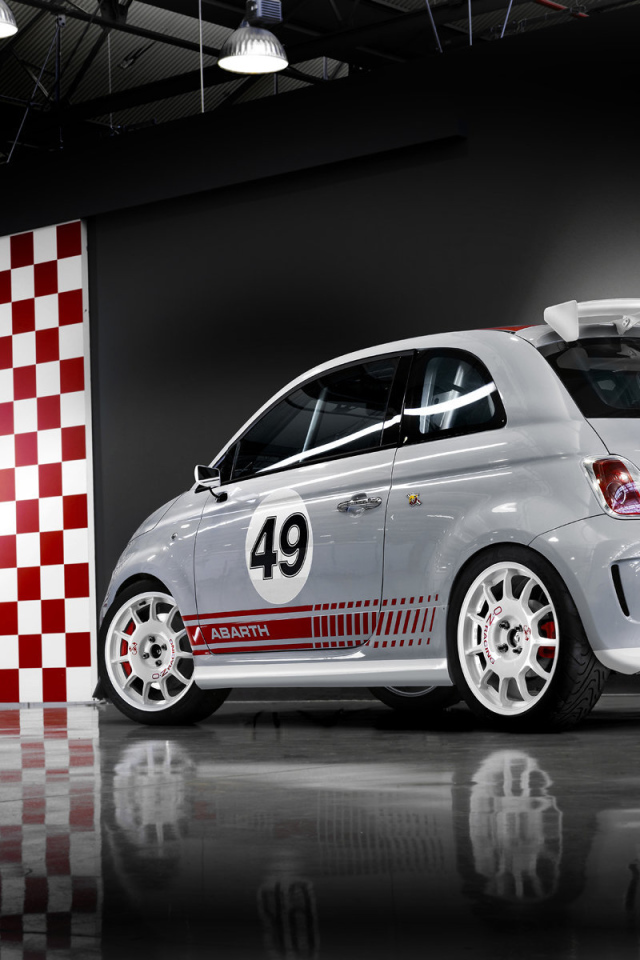 Автомобиль Fiat 500 на дороге