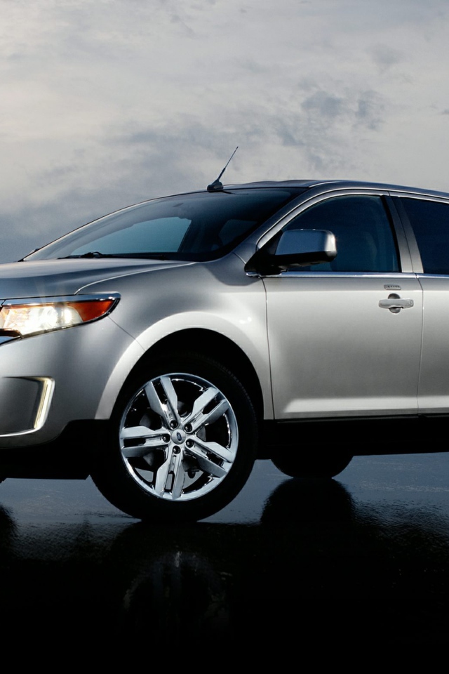 Красивый автомобиль Ford Edge 2014 в Москве