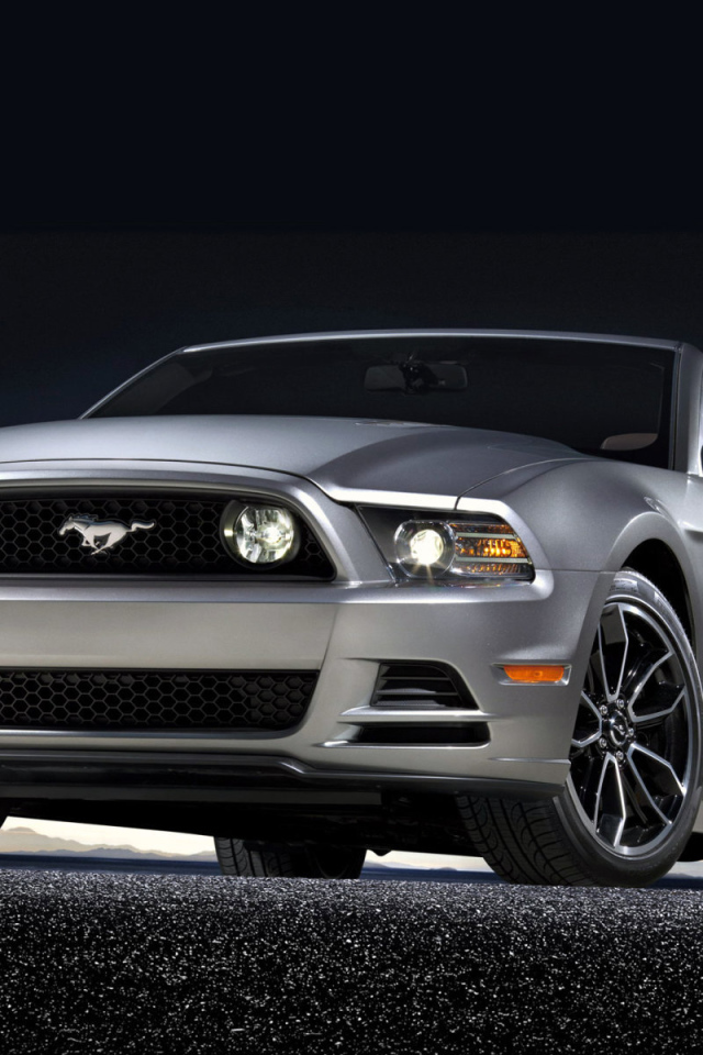 Красивый автомобиль Mustang 2014 года