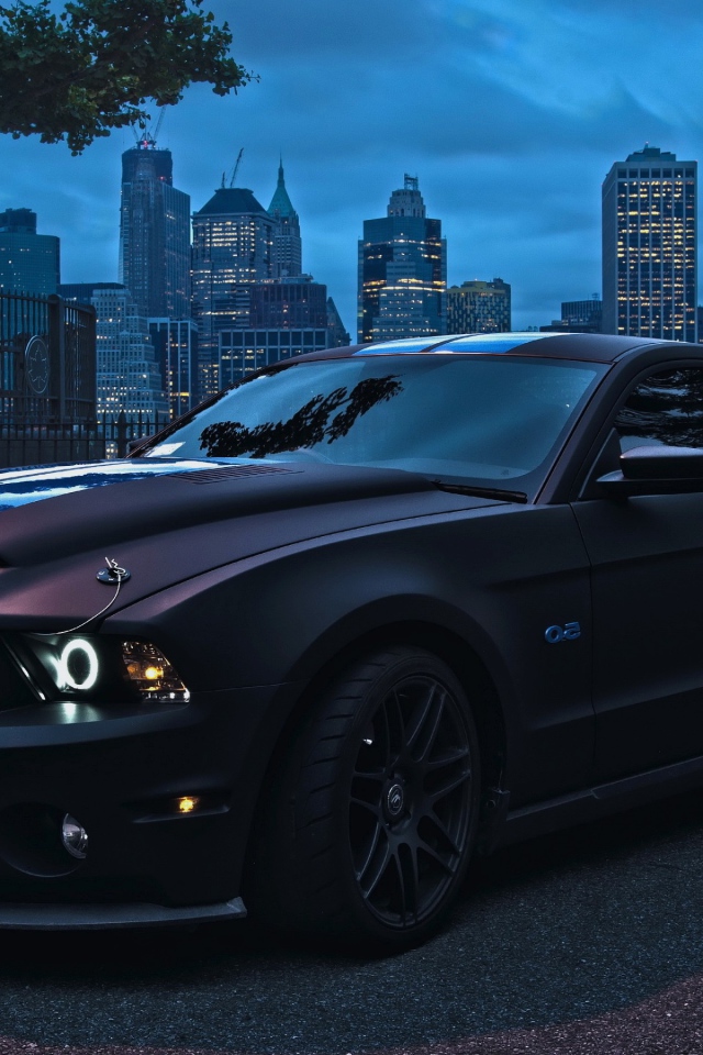 Автомобиль марки Ford модели Mustang 2014 года
