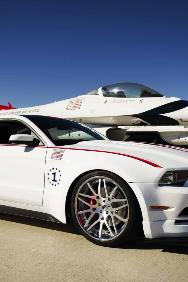 Надежная машина Ford Mustang 2014 года