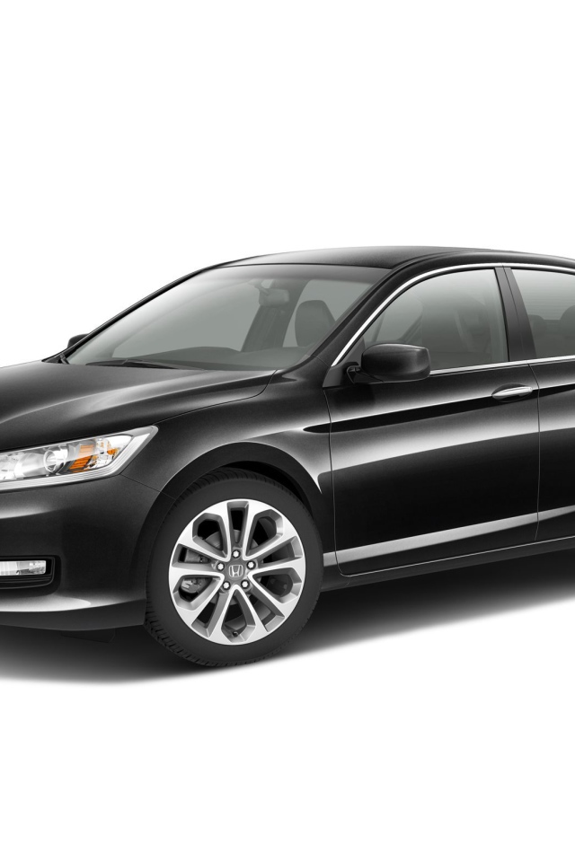 Автомобиль Honda Accord 2013 на дороге