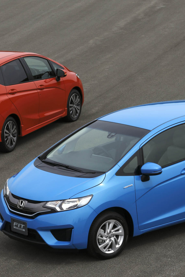 Автомобиль Honda Fit 2014 на дороге