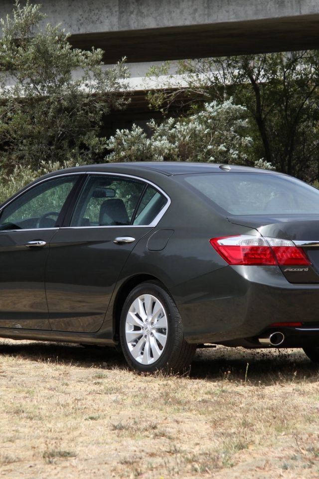 Красивый автомобиль Honda Accord 2013