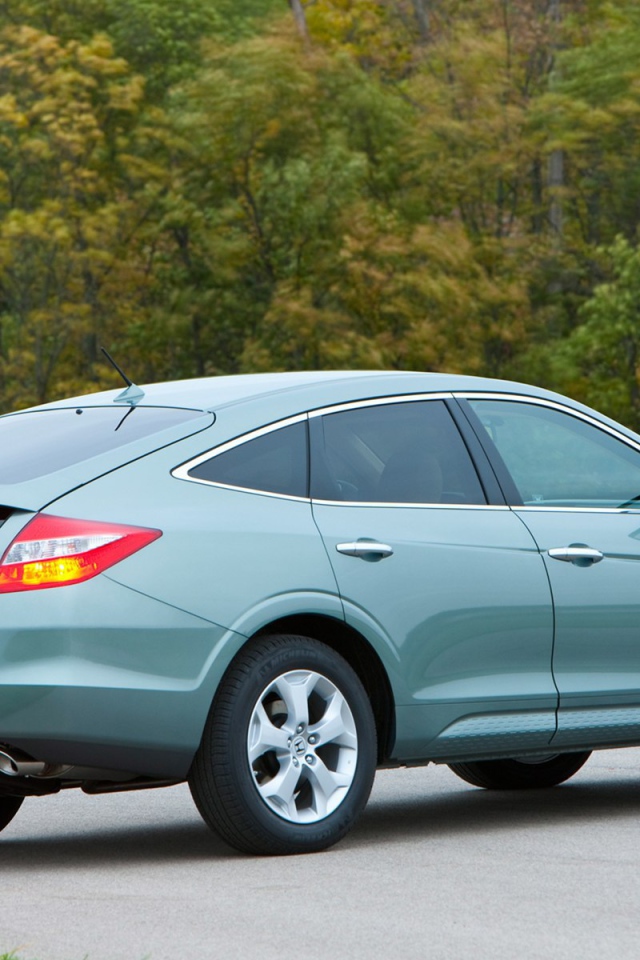 Красивый автомобиль Honda Crosstour
