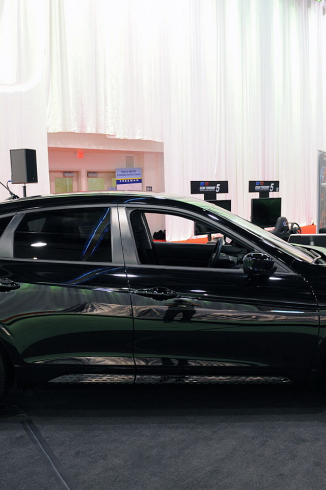 Красивый автомобиль Honda Crosstour в Москве