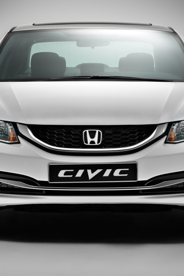 Автомобиль Honda Civic 4D на дороге